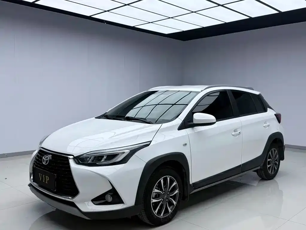 Toyota Yaris L — фото 1