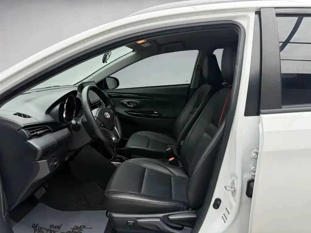 Toyota Yaris L — фото 7