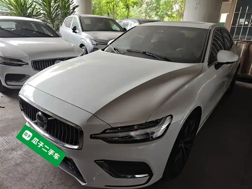 Volvo S60 — фото 1