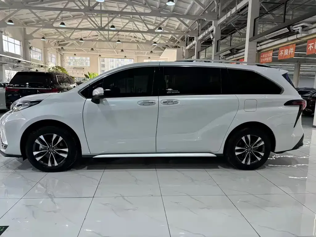 Toyota Granvia — фото 2