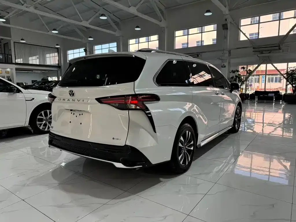 Toyota Granvia — фото 4
