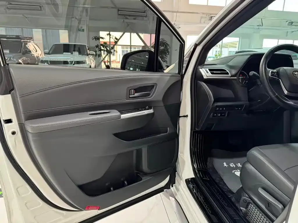 Toyota Granvia — фото 7
