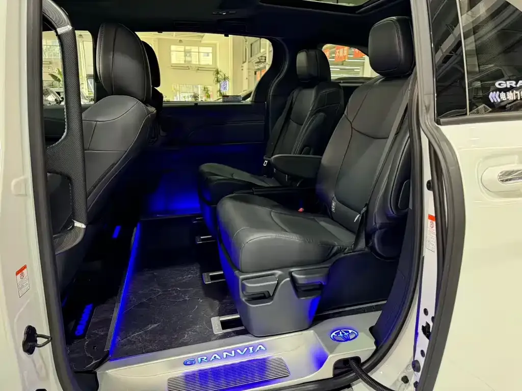 Toyota Granvia — фото 9