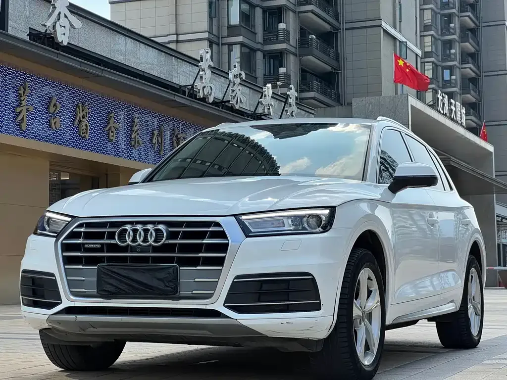 Audi Q5L — фото 1