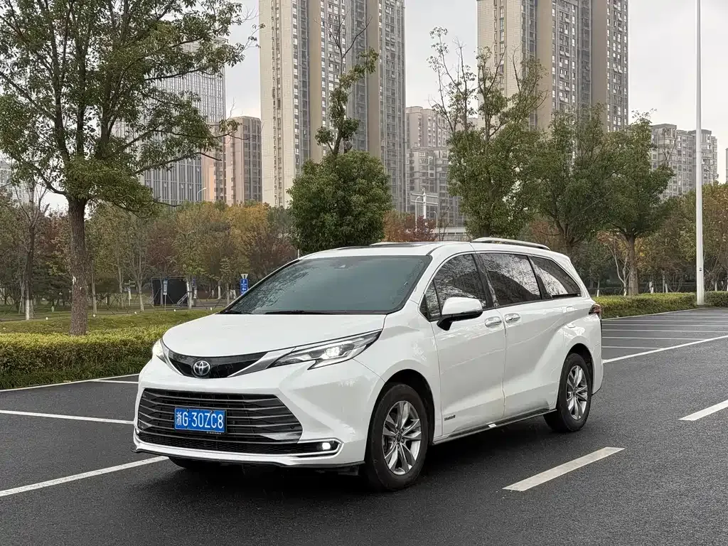 Toyota Sienna — фото 1