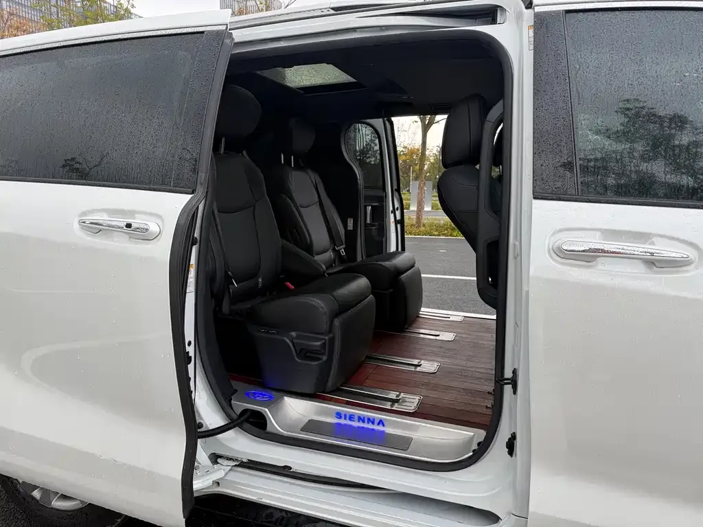 Toyota Sienna — фото 10