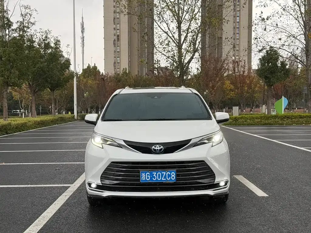 Toyota Sienna — фото 2