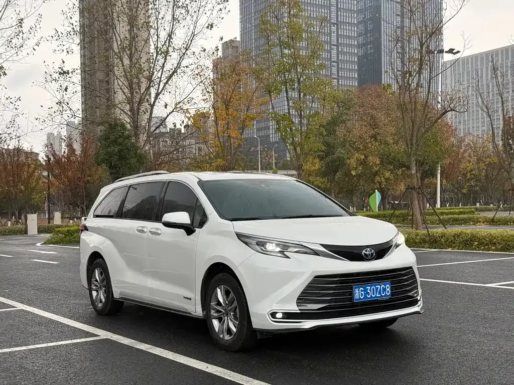 Toyota Sienna — фото 3