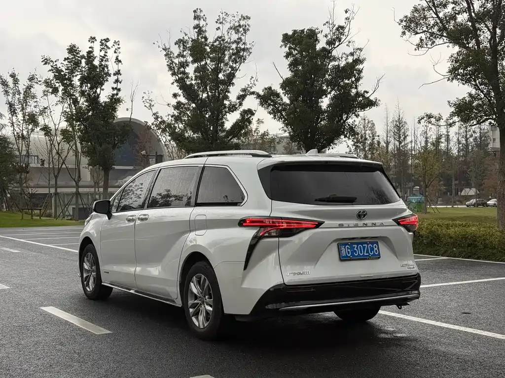 Toyota Sienna — фото 5