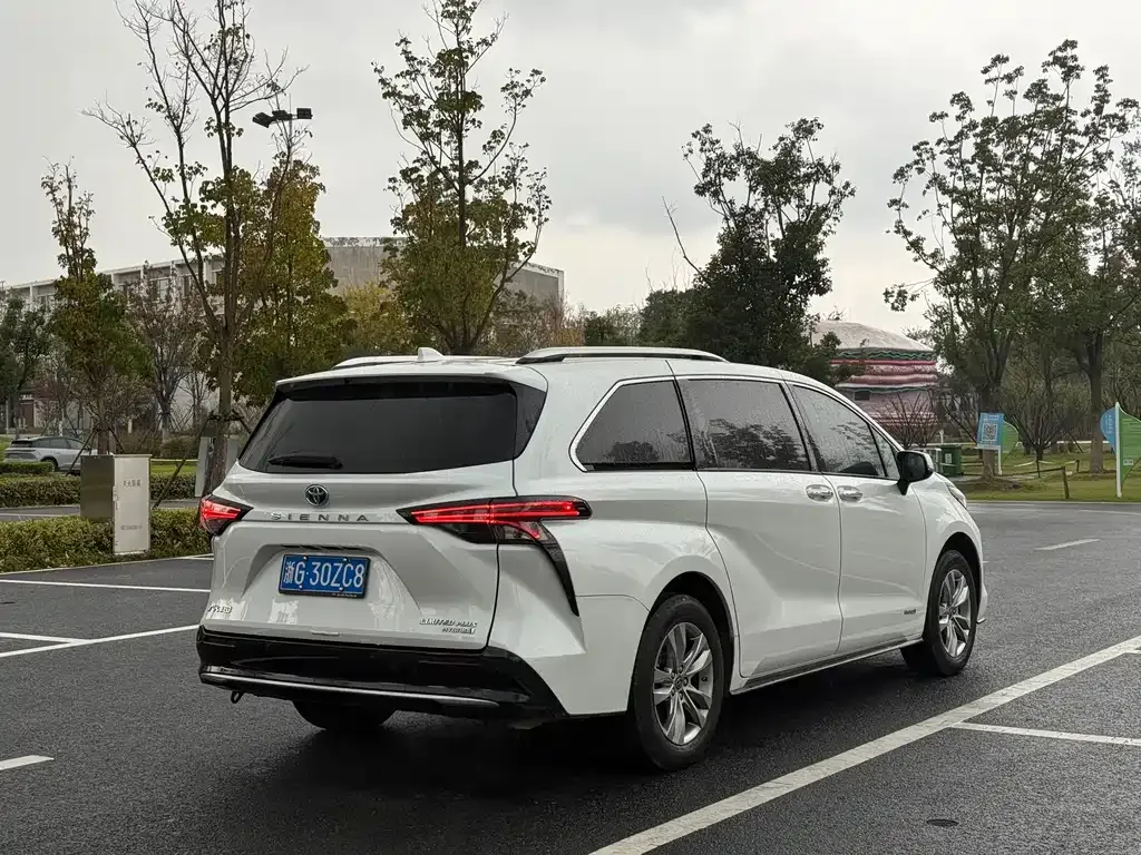 Toyota Sienna — фото 7