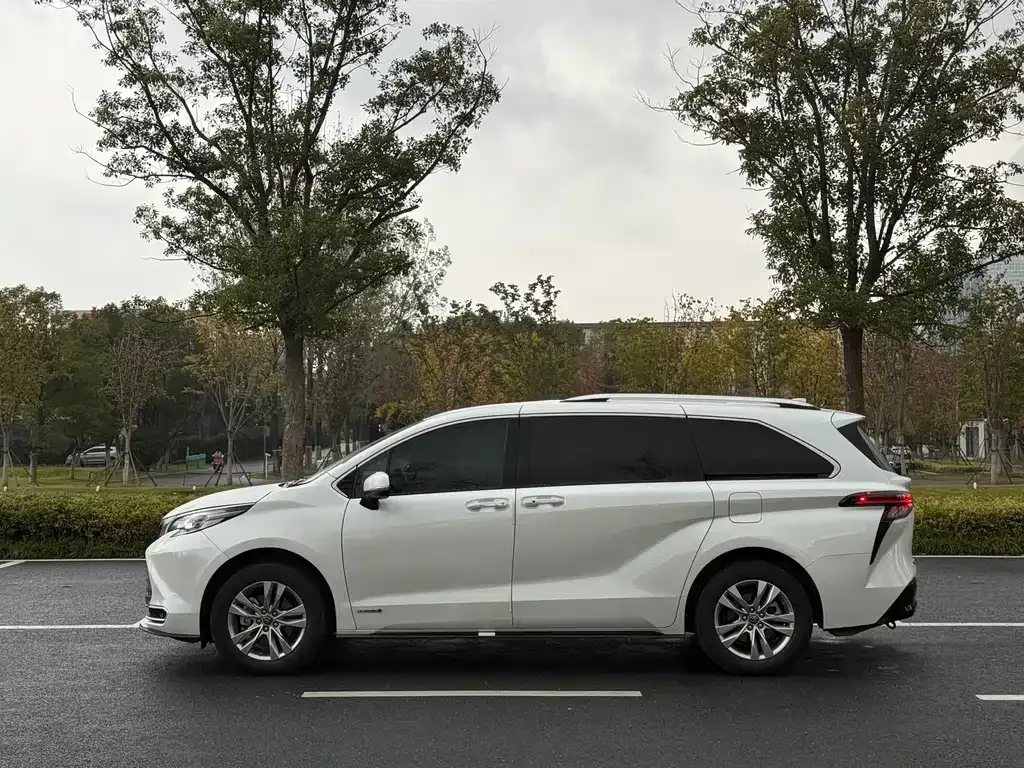 Toyota Sienna — фото 8