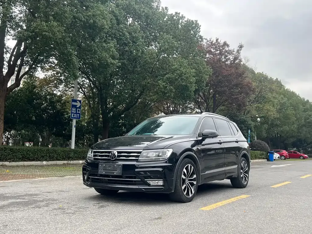 Volkswagen Tiguan L — фото 1