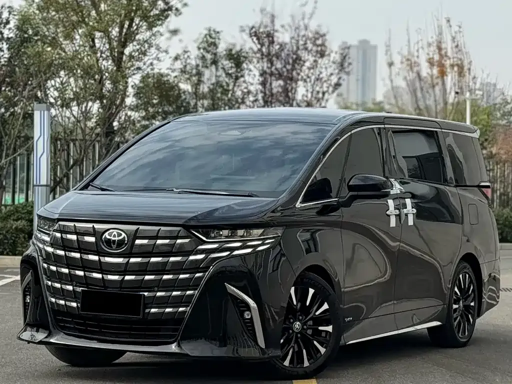 Toyota Alphard — фото 1