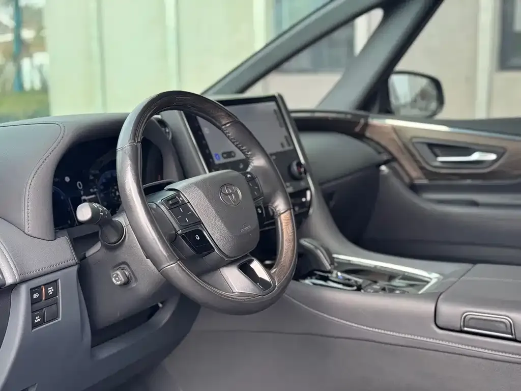 Toyota Alphard — фото 5