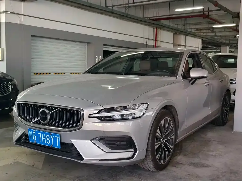 Volvo S60 — фото 1