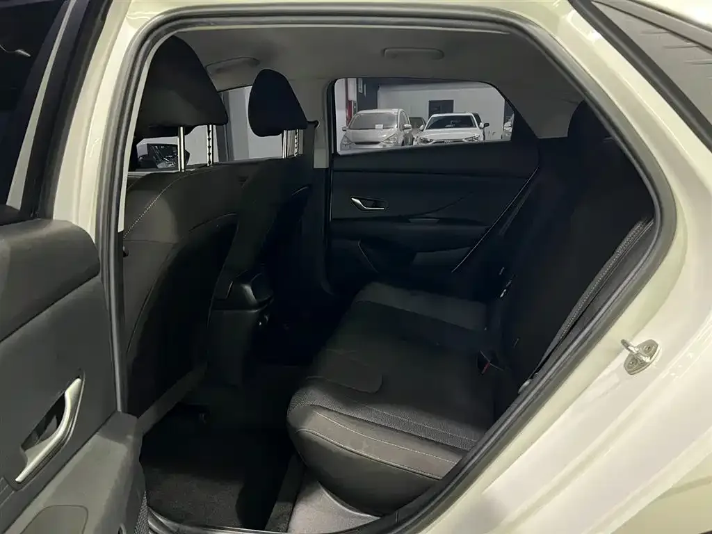 Hyundai Elantra — фото 10