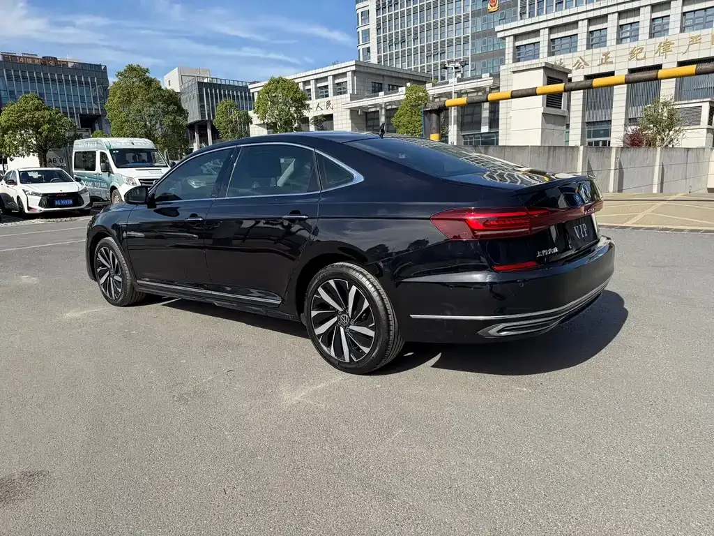 Volkswagen Passat — фото 8