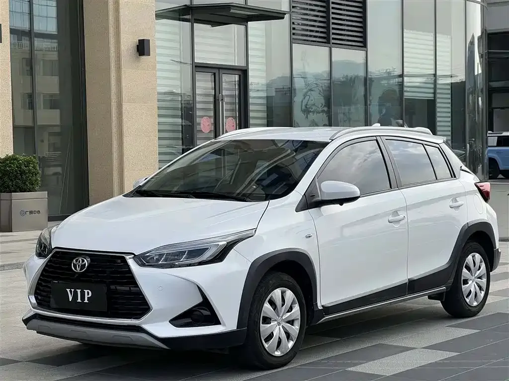Toyota Yaris L — фото 1