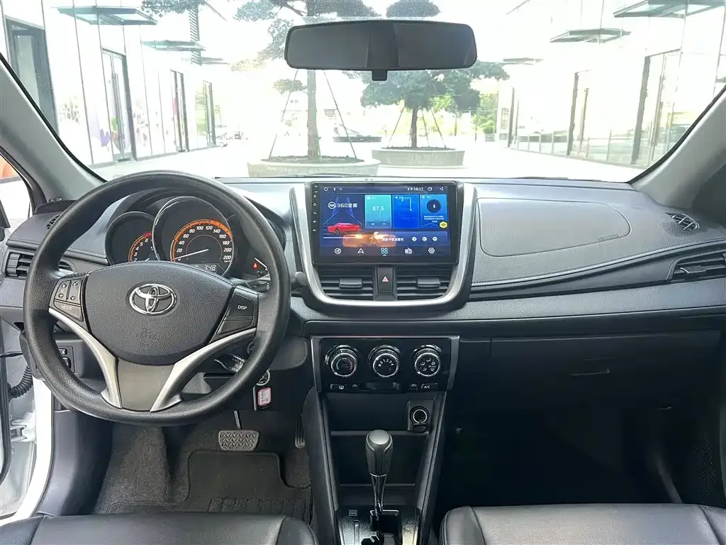 Toyota Yaris L — фото 4