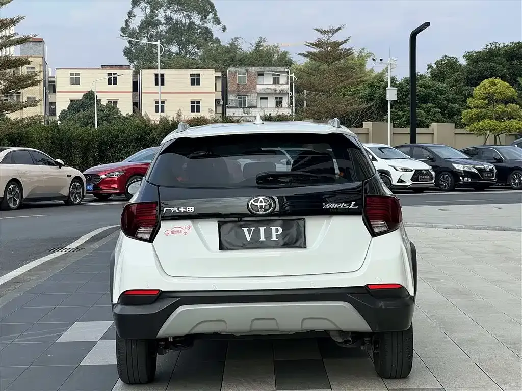 Toyota Yaris L — фото 8