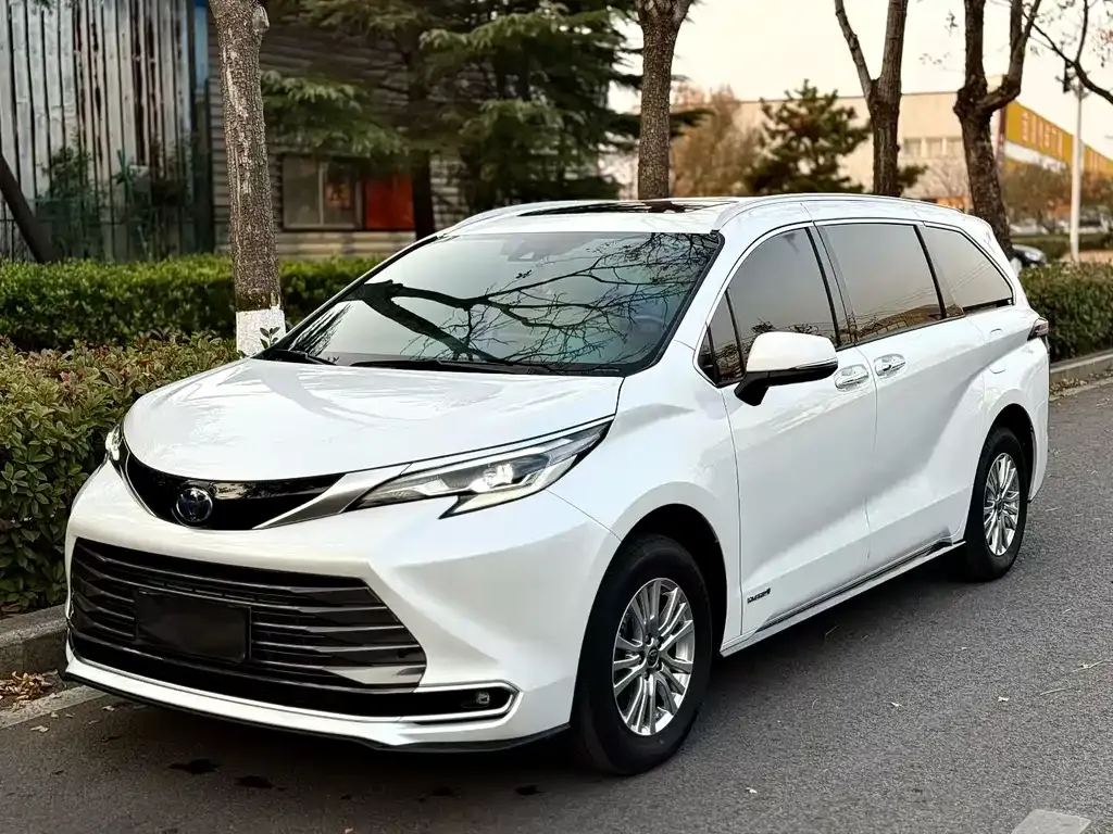 Toyota Sienna — фото 1