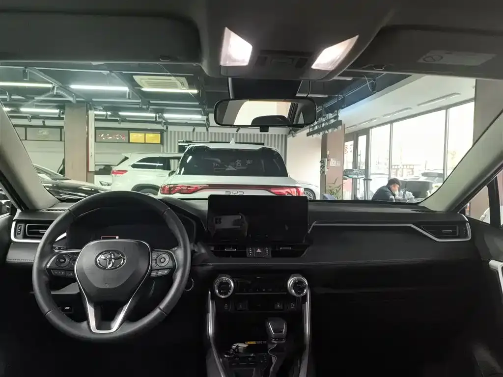 Toyota RAV4 — фото 10
