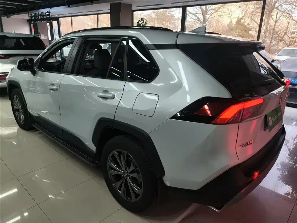 Toyota RAV4 — фото 5