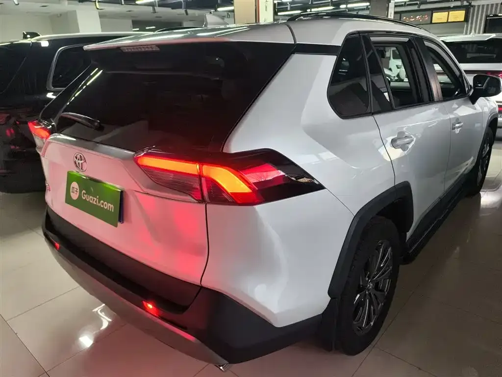 Toyota RAV4 — фото 6