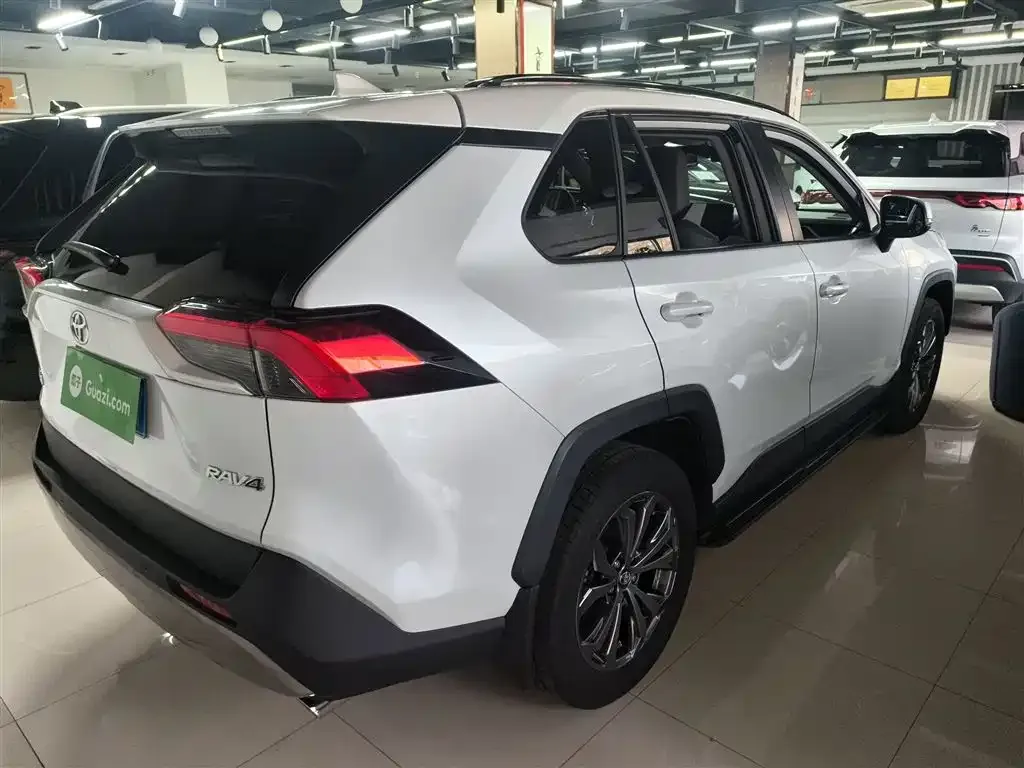 Toyota RAV4 — фото 7