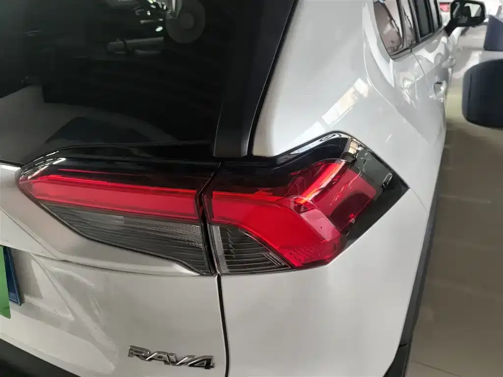 Toyota RAV4 — фото 8