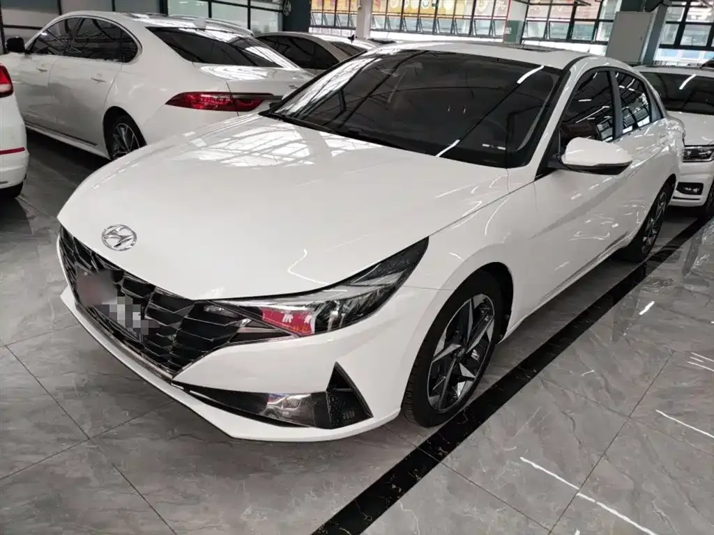 Hyundai Elantra — фото 1