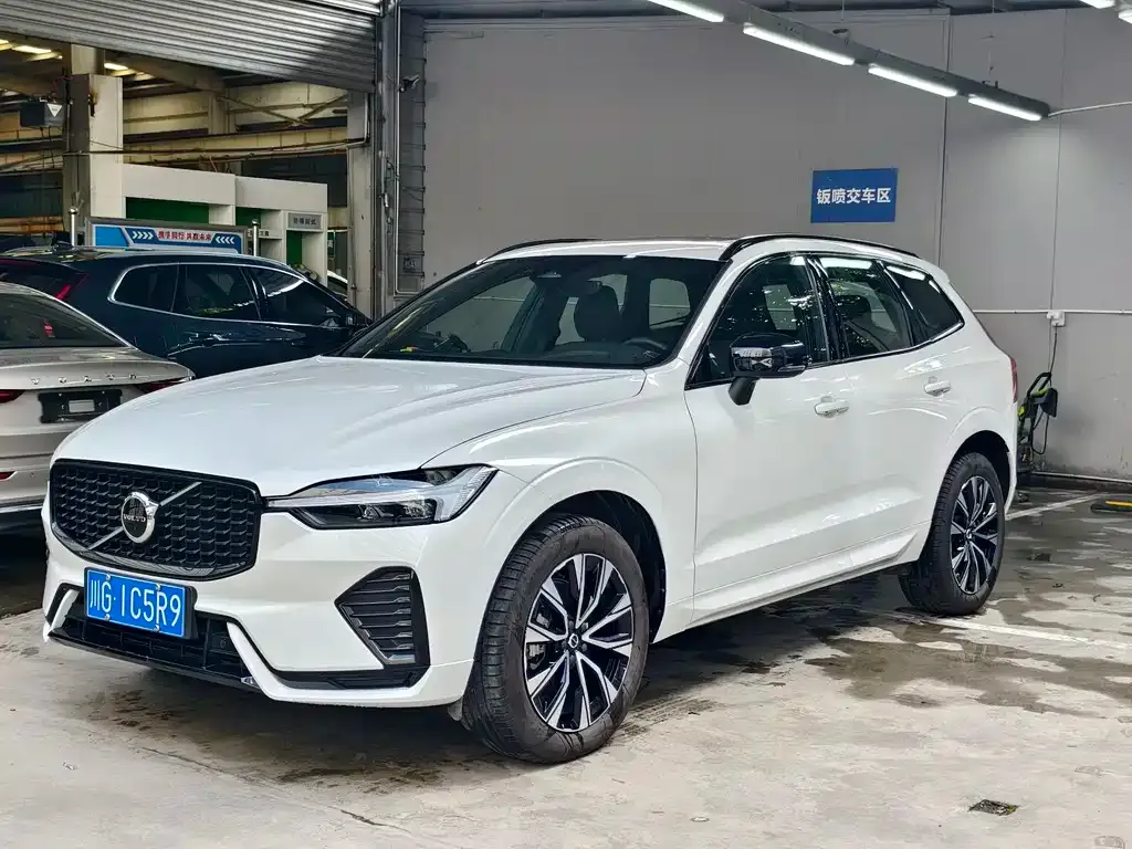 Volvo XC60 — фото 1