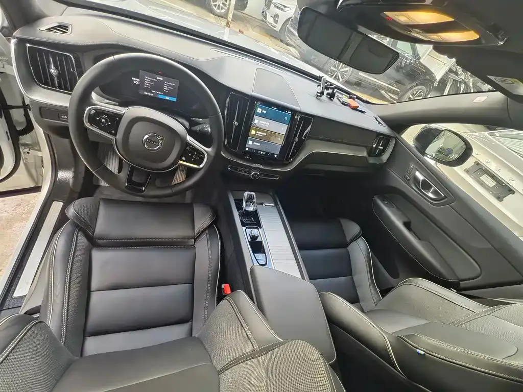 Volvo XC60 — фото 10