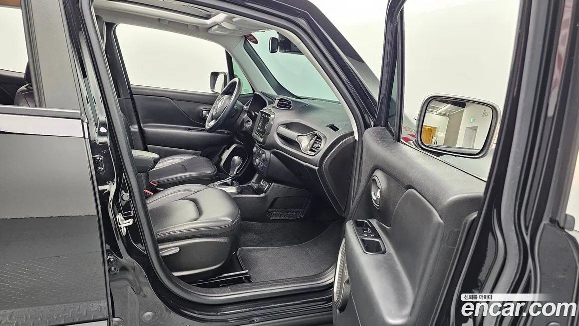 Jeep Renegade — фото 10