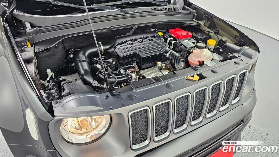 Jeep Renegade — фото 6
