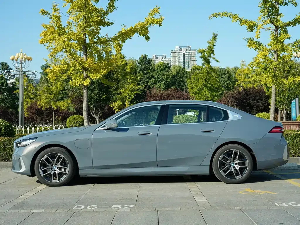 BMW i5 — фото 2