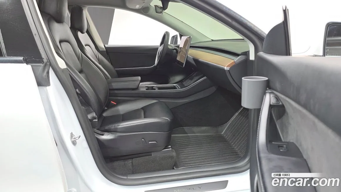 Tesla Model Y — фото 10