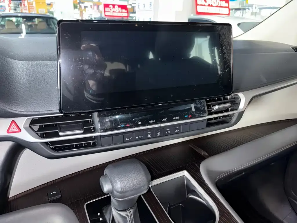 Toyota Granvia — фото 10