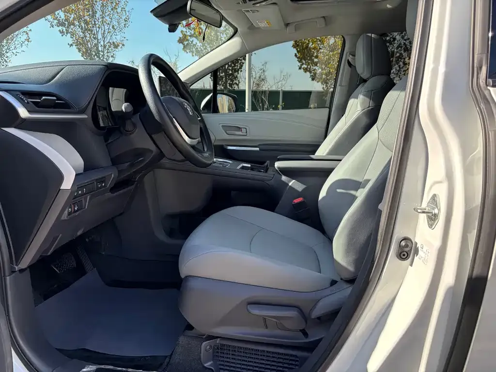 Toyota Granvia — фото 4