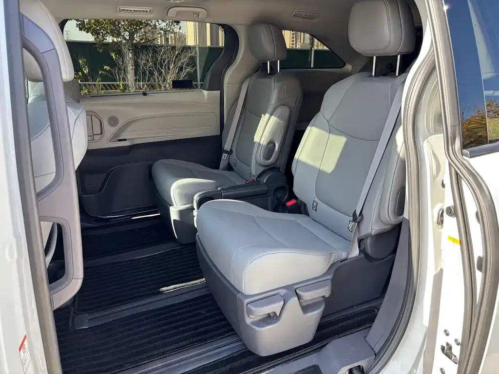 Toyota Granvia — фото 5