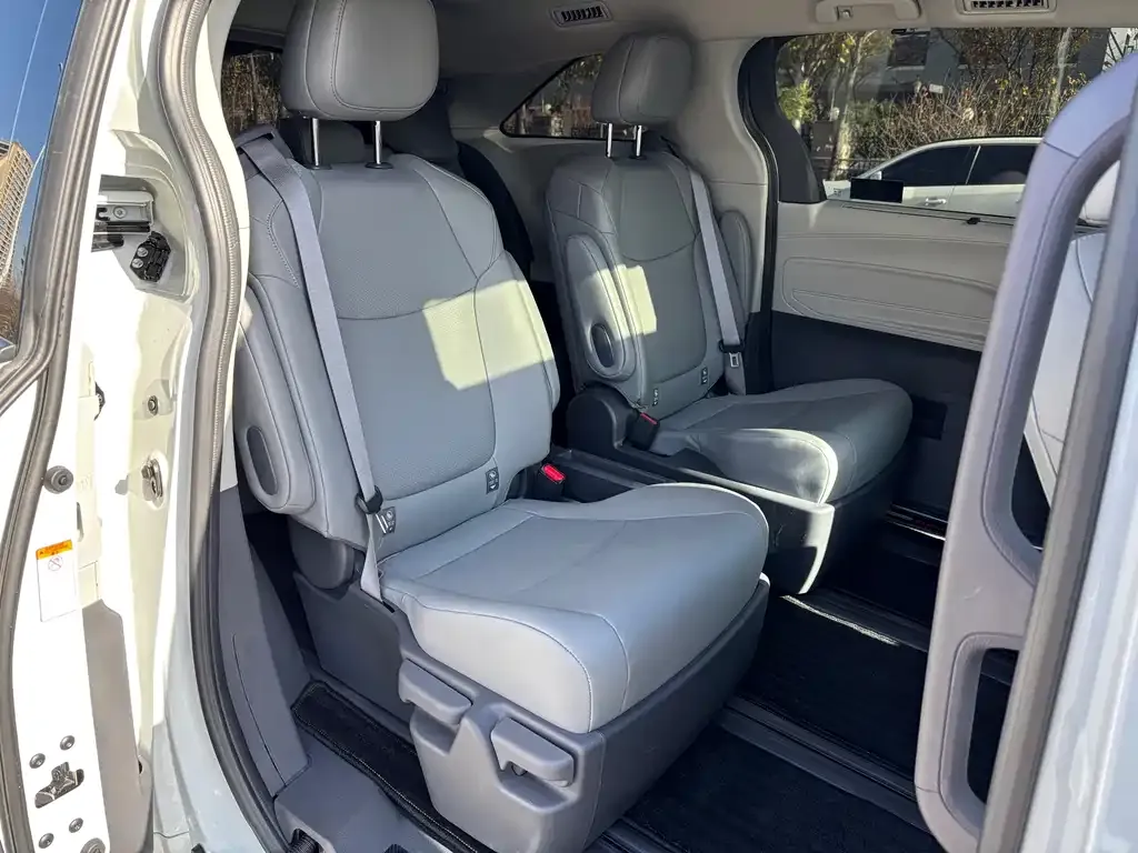 Toyota Granvia — фото 7