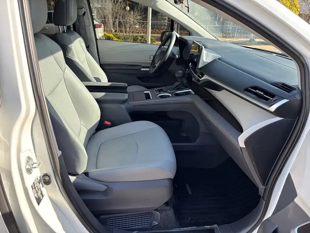 Toyota Granvia — фото 8