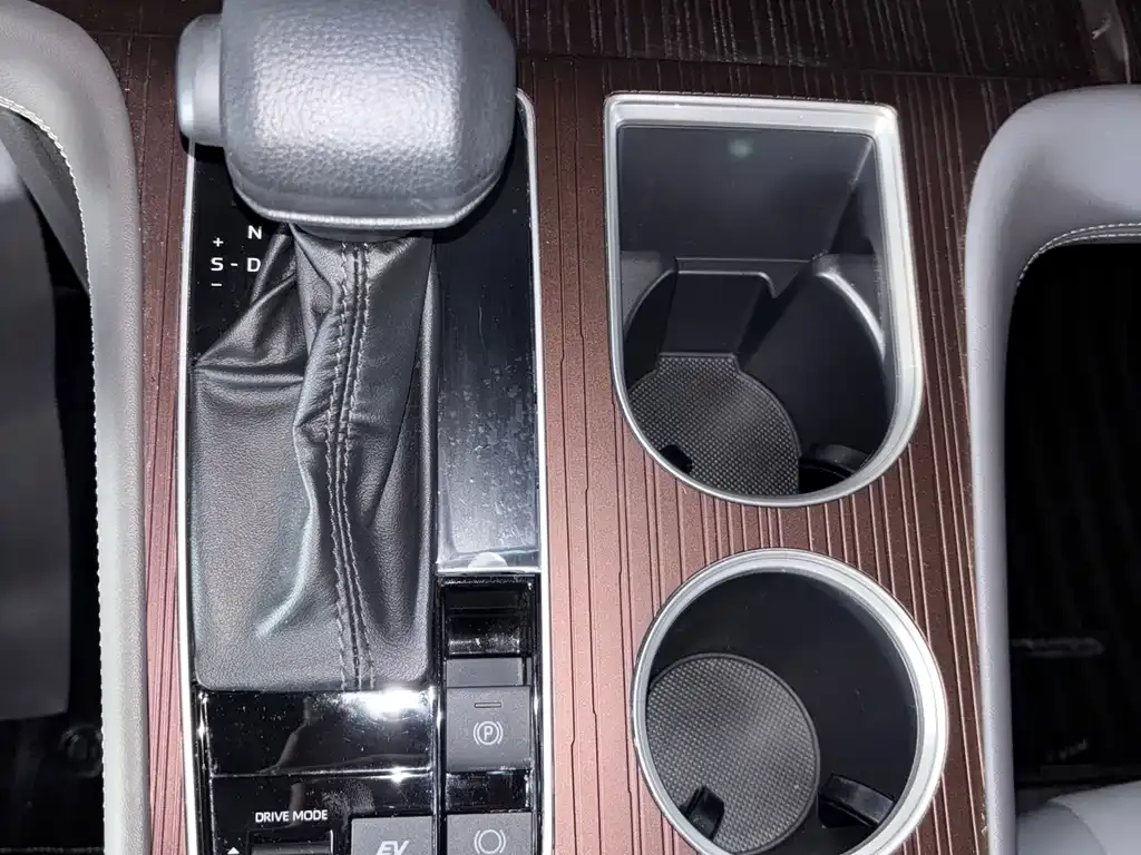 Toyota Granvia — фото 9