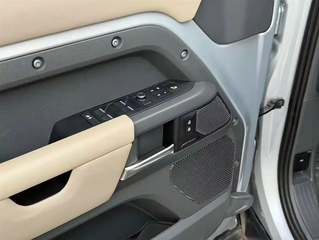 Land Rover Defender — фото 10