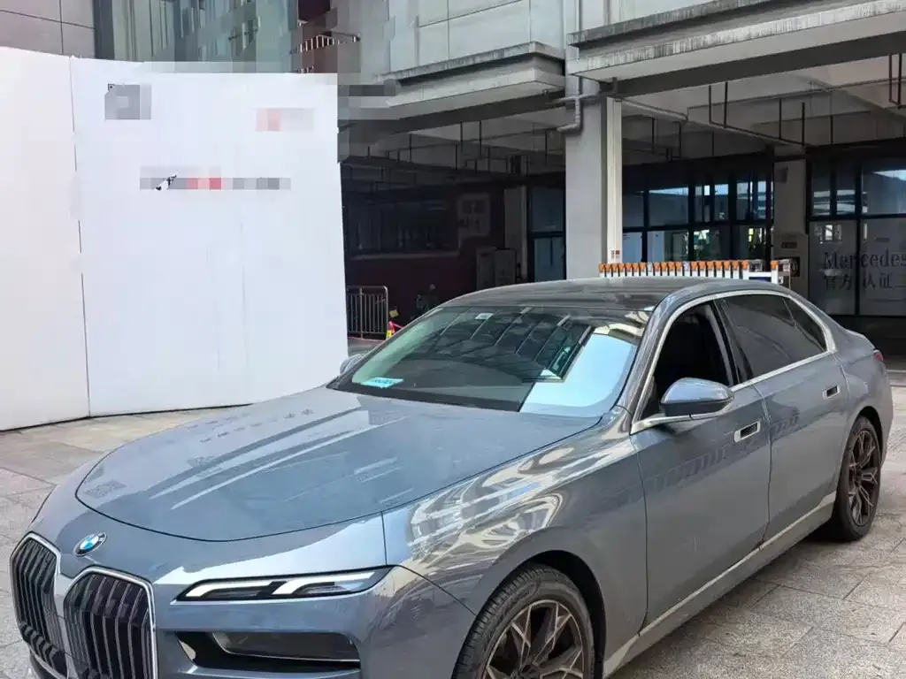 BMW 7 Series — фото 1