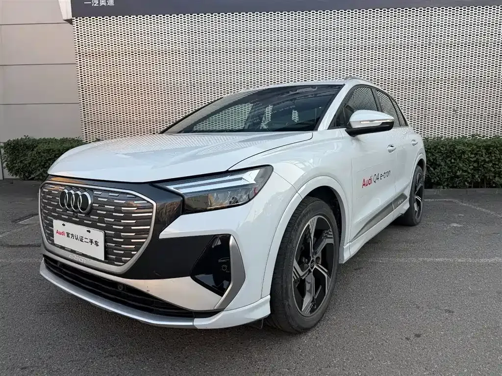 Audi Q4 e-tron — фото 1