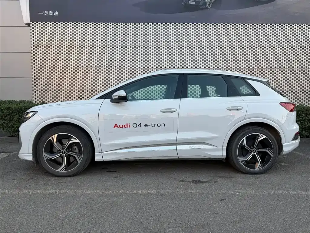 Audi Q4 e-tron — фото 3