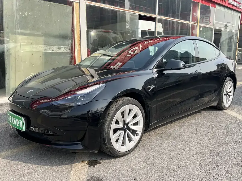 Tesla Model 3 — фото 1