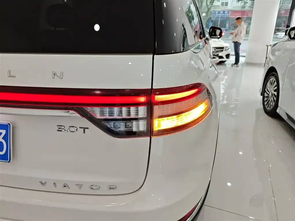 Lincoln Aviator — фото 8