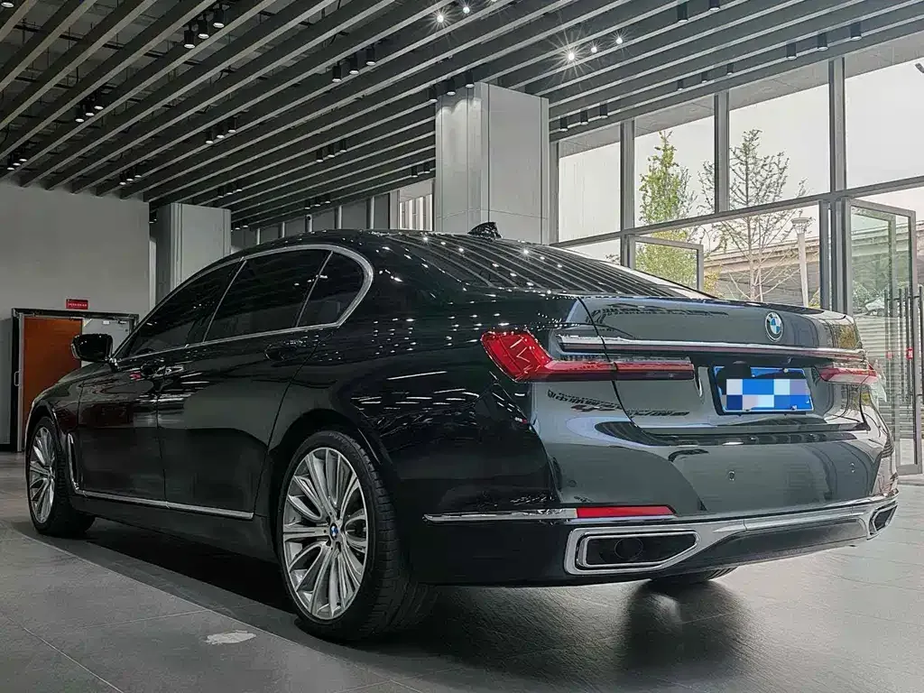 BMW 7 Series — фото 10